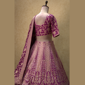 Elegant Cherry Wine Banarasi Silk Lehenga avec une belle Zari et un travail Swarovski à la main Disponible en vrac depuis l'Inde - Product Image 3