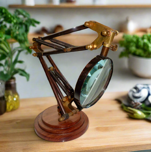 Loupe en laiton vintage avec une base en bois rectangulaire, support réglable, idéal pour l'étude, disponible aux tarifs de gros. - Product Image 2