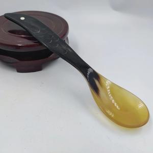Cuillère en corne de buffle naturelle, fabriquée à la main et polie, parfaite pour servir des épices, des condiments ou pour une utilisation décorative sur la table, de haute qualité - Product Image 1
