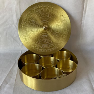 Boîte à épices en laiton de style élégant pour une organisation de cuisine haut de gamme, créant un espace de cuisson propre et raffiné - Product Image 2