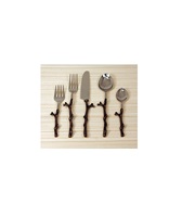 Ensemble de couverts en métal inoxydable finition argent au design royal élégant pour les tables de dîner de luxe et les occasions festives