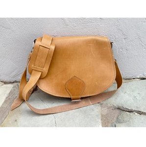 Sac à main en cuir minimaliste le plus demandé pour femmes avec fermeture magnétique disponible à la vente - Product Image 1