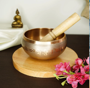 Élégant bol chantant bicolore avec des gravures délicates et un maillet en bois. Idéal pour la méditation. Prix de gros disponibles. - Product Image 1