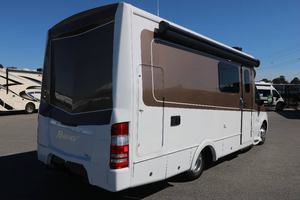 Camping-car d'occasion Regency RV Ultra Brougham 25MB 2023-2024, 4-6 passagers, à vendre - Product Image 2