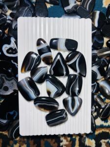 Agate noire à bandes de haute qualité, 100% naturelle, pierre précieuse en vrac pour la fabrication de bijoux, formes variées, grossiste direct - Product Image 4