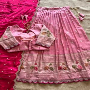 Nouvelle collection en ligne : Lehenga de soirée pour femme, style traditionnel du sud, en soie Dola, avec broderie Zari et dentelle, longueur ras du sol - Product Image 1