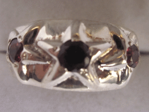 Bague en argent tendance avec placage en rhodium, design géométrique incrusté, style tendance - Product Image 1