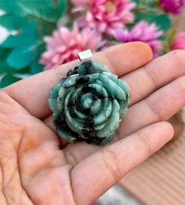 Piedra preciosa Esmeralda natural Diseño de Rosa Colgante de Plata de Ley 925 Diseño único Colgante de flor Esmeralda Joyería - Product Image 1