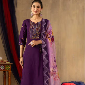 Ensemble Kurti traditionnel à coupe droite avec travail lourd sur le col et dupatta imprimé contrasté - Product Image 3