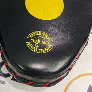 อุปกรณ์ฝึกซ้อมหนังคุณภาพพรีเมียม รูปทรงโค้ง สำหรับนวมชกมวยสีดำ ฝึกซ้อมคิกบ็อกซิ่ง  พร้อมโลโก้สั่งทำพิเศษ - Product Image 3