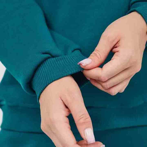 Conjunto de dos piezas de algodón 100% personalizado para mujer Sudadera con capucha y pantalones de chándal de patrón sólido Chándal de invierno ecológico - Product Image 2