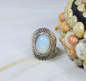 Bague de réglage de lunette en argent sterling massif de style antique 925 fabriquée à la main élégante forme ovale opalite laiteuse pierre précieuse mariage élégant - Product Image 1