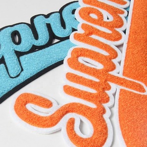 Parches bordados personalizados de 2025 de fabricante de Pakistán, sin MOQ, diseño de chenilla de hierro para coser, forma de corazón para uso de sombrero, borde Merrow - Product Image 3