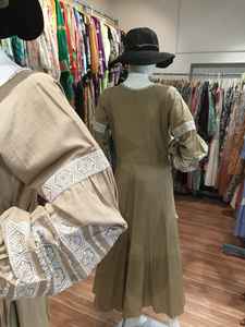 Robe longue maxi décontractée d'été pour femmes, couleur beige, broderie florale, col en V, manches bouffantes, ceinture, style modeste à manches longues - Product Image 3