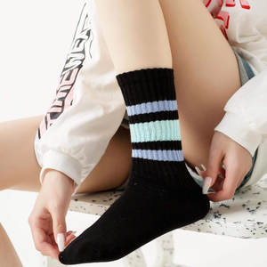 Calcetines de invierno de alta calidad para mujer, último diseño con tela cálida y acogedora, mezcla de algodón suave, impresión Digital de tendencia - Product Image 2