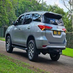Autos Toyota Fortuner Usados Conducción Izquierda y Derecha Sin Historial de Accidentes de Uso Moderado Envío Rápido En Stock - Product Image 1