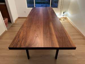 โต๊ะอาหารไม้วอลนัทไม้เนื้อแข็งทันสมัย งานฝีมือระดับพรีเมียม ดีไซน์มินิมอล พร้อมขาโลหะสีดำ สำหรับตกแต่งภายในบ้าน - Product Image 3