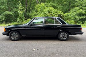 Mercedes-Benz 240D berline de 1981, en excellent état, sans réserve, moteur diesel, intérieur Palomino, peu modifiée - Product Image 3