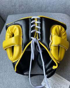 Protège-tête de boxe professionnel personnalisé de haute qualité en cuir véritable, protection de la tête noire avec bordure jaune - Product Image 5