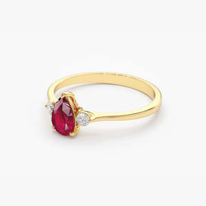 Rubis naturel 0.40 ct taille poire et 0.07 ct 2 diamants taille ronde Bague trois pierres en or jaune 14k fait à la main minimaliste 3 pierres - Product Image 3
