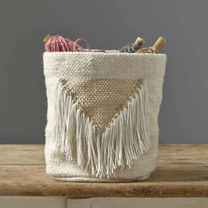 Panier rond en macramé pour le rangement dans le salon, améliorant l'esthétique de la maison avec une texture en fibre naturelle tissée à la main - Product Image 1