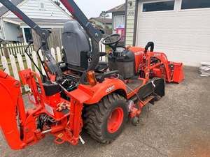 Tractor Diésel Kubota BX23S Usado con Cargador Frontal y Retroexcavadora 4x4 de Grado Comercial para Mantenimiento de Propiedades Agrícolas y Ranchos - Product Image 3