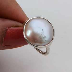 Anillo de Perlas Peach Coin, Joyería Boho Hecha a Mano en Plata de Ley - Product Image 1
