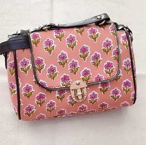 Sacs à main sur mesure avec différents sacs à design floral et ethnique inidien pour les femmes de tous âges en couleur rose. - Product Image 3