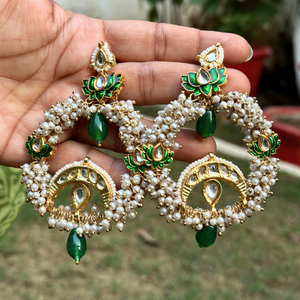 Exquisitos pendientes de aro Kundan chapados en oro con intrincado motivo de loto Artesanía tradicional atemporal y elegancia contemporánea - Product Image 3