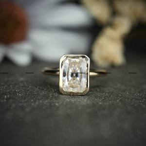 Anillo de Compromiso Solitario de Plata de Ley 925 con Engaste de Bisel y Chapado en Oro Amarillo con Moissanita para Mujer, Diseño Sencillo para Boda - Product Image 1