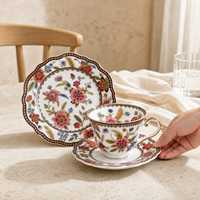 Tasse à café et soucoupe en porcelaine fine européenne vintage de luxe, motif floral, bordure dorée, tasse à café ornée de fleurs pour le thé de l'après-midi, cadeau