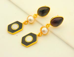 Boucles d'oreilles en quartz améthyste et pierre précieuse Meena Work Boucles d'oreilles en laiton plaqué or pour les femmes lors des fêtes de mariage. - Product Image 4