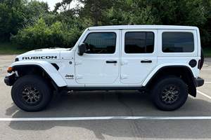 รถจี๊ปแรงเลอร์ อันลิมิเต็ด รูบิคอน 392 ปี 2022 ขับเคลื่อน 4 ล้อ เครื่องยนต์เฮมิ V8 กำลัง 470 แรงม้า พร้อมระบบล็อคเฟืองท้ายหน้าและหลัง - Product Image 3