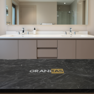 Plans de travail modernes sur mesure en quartz Calacatta poli pour cuisines et salles de bain, comptoirs préfabriqués en Carrara Calacata pour projets hôteliers - Product Image 3