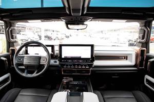 Véhicule d'occasion certifié avec faible kilométrage/km et un état impeccable, blanc, 2022 GMCC - Hurmmerr Véhicule électrique (EV) Pick-up Edition1 AWD - Product Image 2