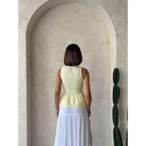 Chemisier à bretelles avec détails en dentelle pour femme, couleur jaune, produit en gros - Product Image 1