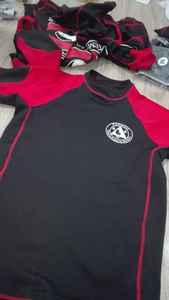 Vêtement de compression de karaté de haute qualité en gros, design personnalisé, extensible, respirant, en latex, protection solaire, manches courtes, unisexe, pour adultes - Product Image 6