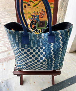 Sac fourre-tout traditionnel indien en coton imprimé au bloc Kantha pour les courses quotidiennes, les courses au marché, la plage et le rangement pour femmes - Product Image 1