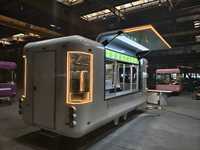 Fourgonnette compacte aménagée en cuisine mobile, Food Truckette conduite à la main avec évier et réfrigérateur intégrés pour les entrepreneurs solo en voyage d'affaires