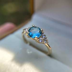 Bague de fiançailles 8mm coupe ronde Aqua Blue CZ en or jaune avec pierres latérales bijoux de promesse classique en gros personnalisé - Product Image 6