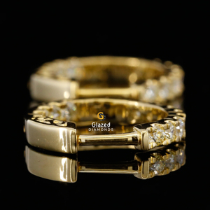 Estilo de moda en estos pendientes de aro con oro amarillo de 10kt y diamantes de moissanita de corte brillante redondo - Product Image 2