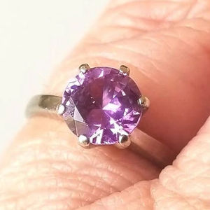 Bague solitaire améthyste à la mode en argent sterling 925 pour femmes taille personnalisée en rhodium disponible pour cadeau de fête d'anniversaire de mariage - Product Image 2