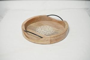 Bandeja redonda de madera natural de diseño elegante, bandeja para servir de madera de mango de grado alimenticio con asas de metal para servir y uso multiusos - Product Image 2