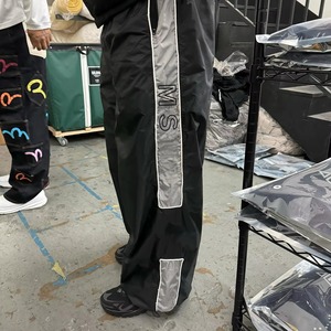 กางเกงวอร์มขาบานสำหรับผู้ชายกางเกงผ้าไนลอนทรงหลวมสำหรับผู้ชายกางเกงวอร์มขาบานตัดลายทางออกแบบโลโก้ได้ตามต้องการ - Product Image 2