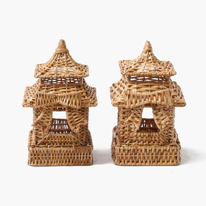 La pieza central de primavera agrega un toque especial a tu hogar Diseño intrincado y lazo Decorativo de ratán Pagoda Linterna Decoración de mesa - Product Image 1