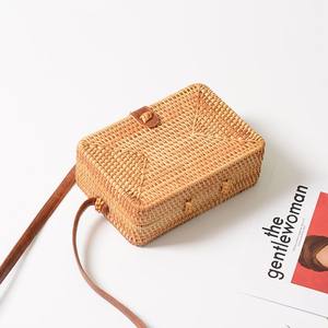 Bandolera de mimbre rectangular hecha a mano para mujer, bolso bohemio tejido a mano Bali, con correas de hombro de cuero Natural - Product Image 2