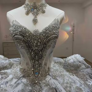 Robes de mariée pour femmes pour soirée, JJ126, style moderne et glamour, en dentelle florale bleue cristalline, avec de longues appliques - Product Image 5