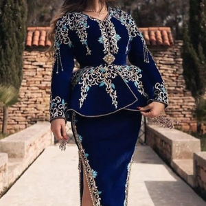 BELLE ROBE CAFTAN BLEU ROYAL ALGÉRIEN TRADITIONNELLE AVEC PERLES DE CRISTAL, PERLES, PIERRE DE VERRE TRAVAIL POUR LA FÊTE @ 2023 - Product Image 1