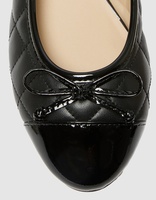 Ballerines noires matelassées à bout verni pour femmes, chaussures ballerines en cuir souple avec détail nœud, vente en gros OEM/ODM à faible MOQ