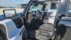 รถกระบะ GMC Hummer EV 3X ปี 2024 กำลัง 1,000 แรงม้า ระบบขับเคลื่อนสี่ล้อ เกียร์อัตโนมัติ เบาะหนัง ภายในสีอ่อน ยาง R20 ระยะทางวิ่ง 314 ไมล์ สีดำ Void Black - Product Image 2
